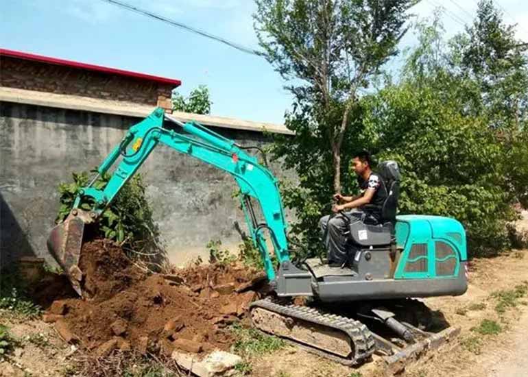 小型挖掘機的百變應用---農(nóng)業(yè)園林建設