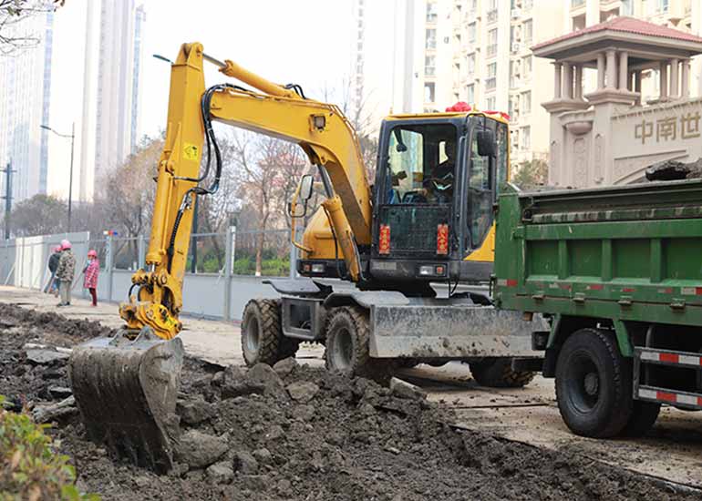 小型挖掘機的百變應(yīng)用---市政工程建設(shè)